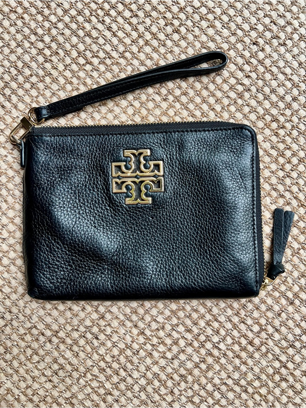 ⭐️Tory Burch Black Pebbled Leather Logo Zip Wristlet Clutch